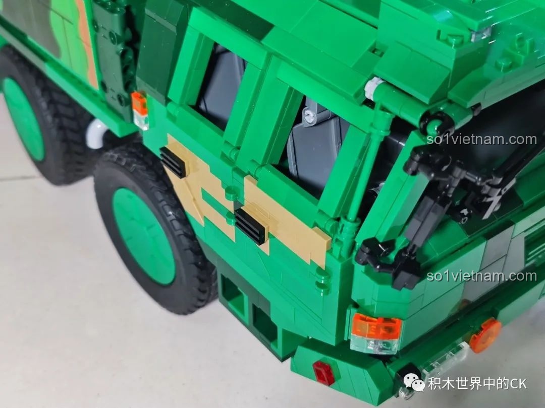 Nóc xe của mô hình CaDA C56031 DF-21D, với các chi tiết nhỏ và lỗ thông hơi.