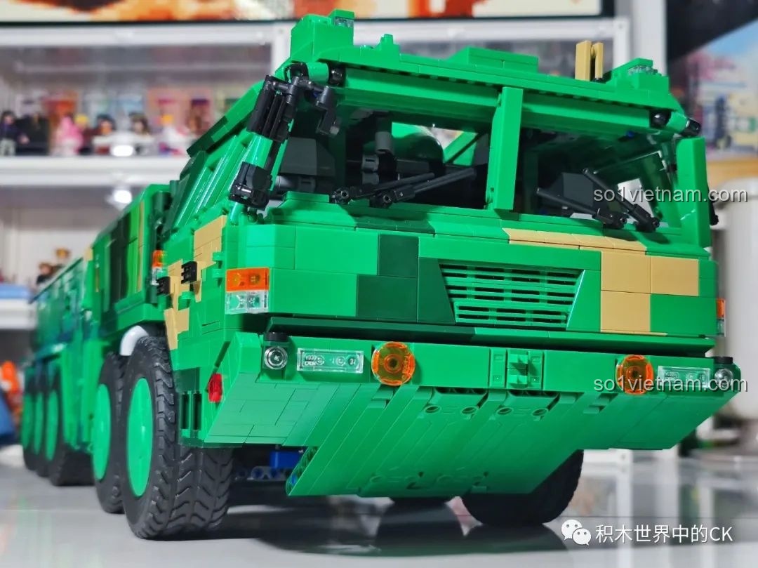 Chi tiết nội thất cabin của xe chở tên lửa CaDA C56031 DF-21D, với vô lăng và bảng điều khiển.