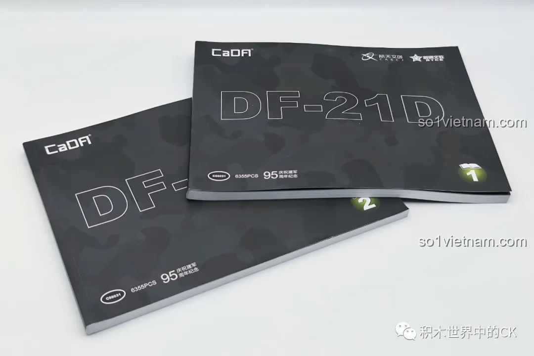 Hai cuốn sách hướng dẫn lắp ráp dày dặn của bộ CaDA C56031 Tên lửa DF-21D, cho thấy độ phức tạp của mô hình.