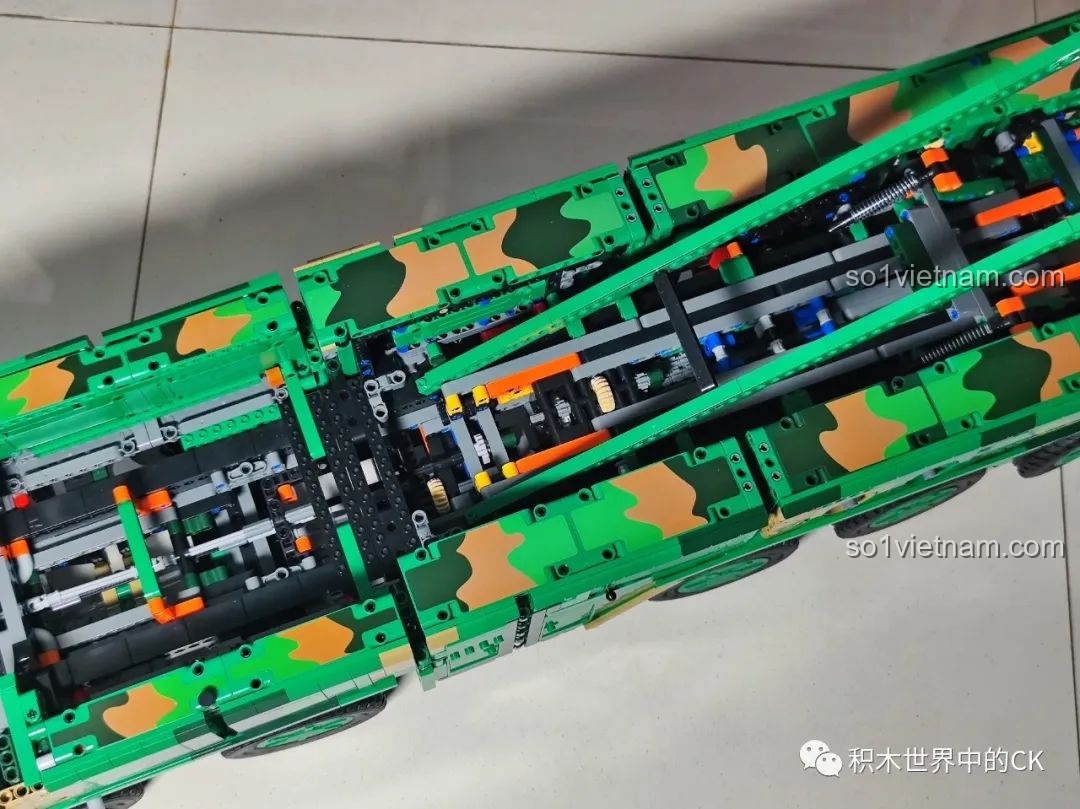 Mô hình CaDA C56031 DF-21D được đặt cạnh nhân vật Woody để so sánh kích thước và tạo sự vui nhộn.