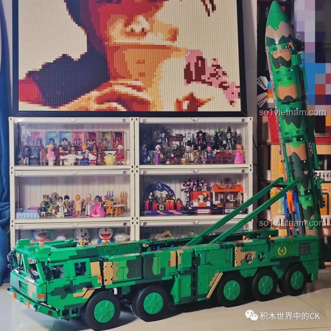 Mô hình CaDA C56031 DF-21D được đặt cạnh một chiếc xe CaDA khác để so sánh kích thước.