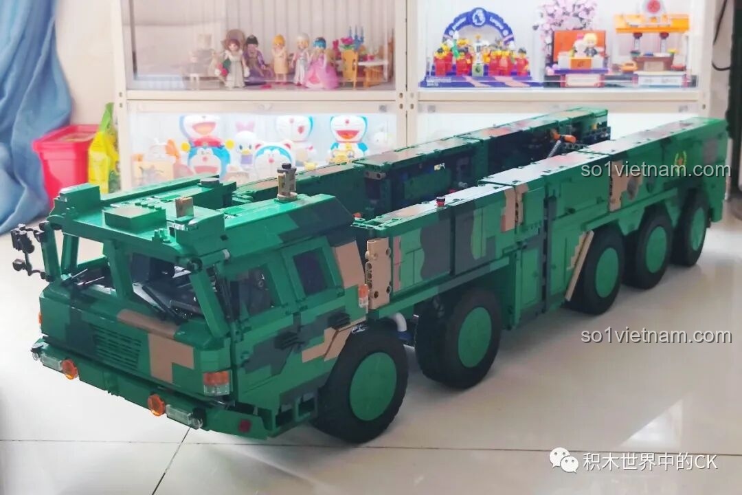 Phần tên lửa của CaDA C56031 DF-21D đang được lắp ráp, với các chi tiết màu xanh và cam.