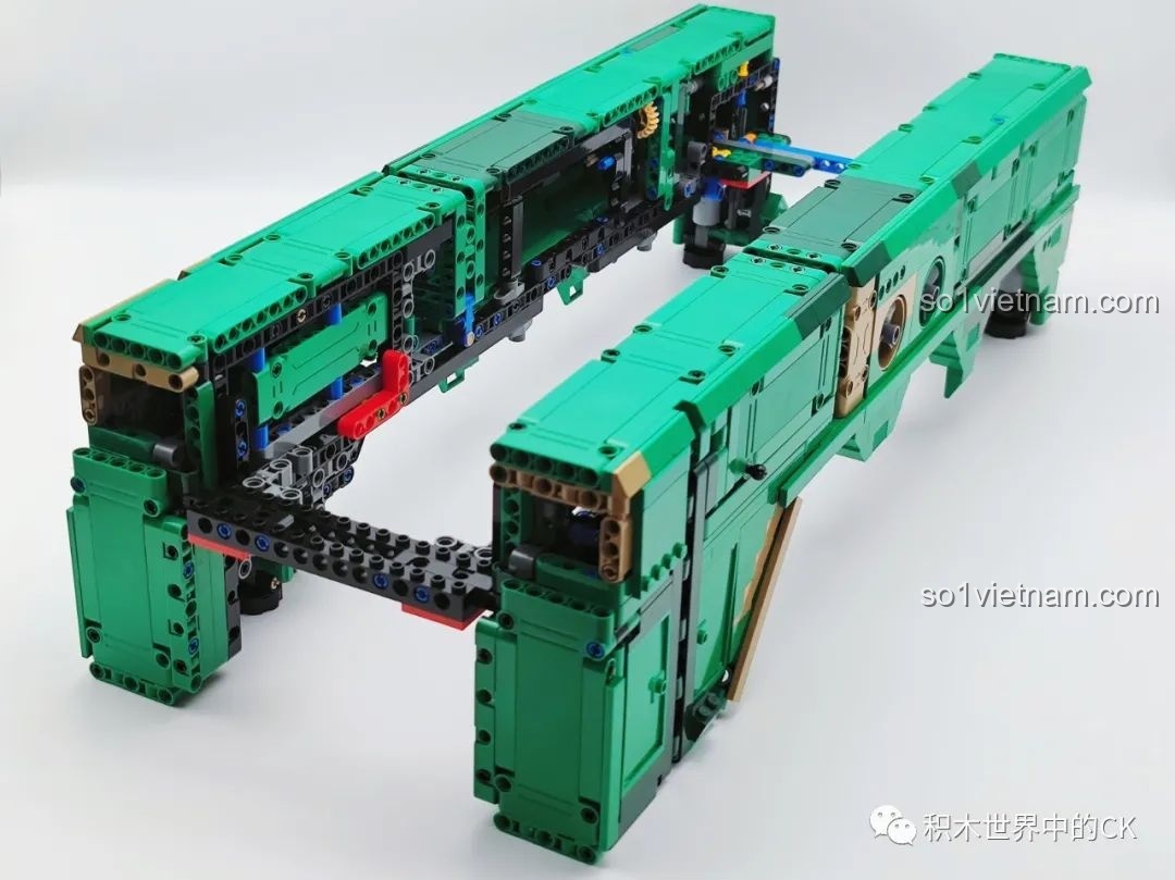 Phần tên lửa của CaDA C56031 đang được lắp ráp với các mảnh ghép trong suốt, lộ cấu trúc bên trong.