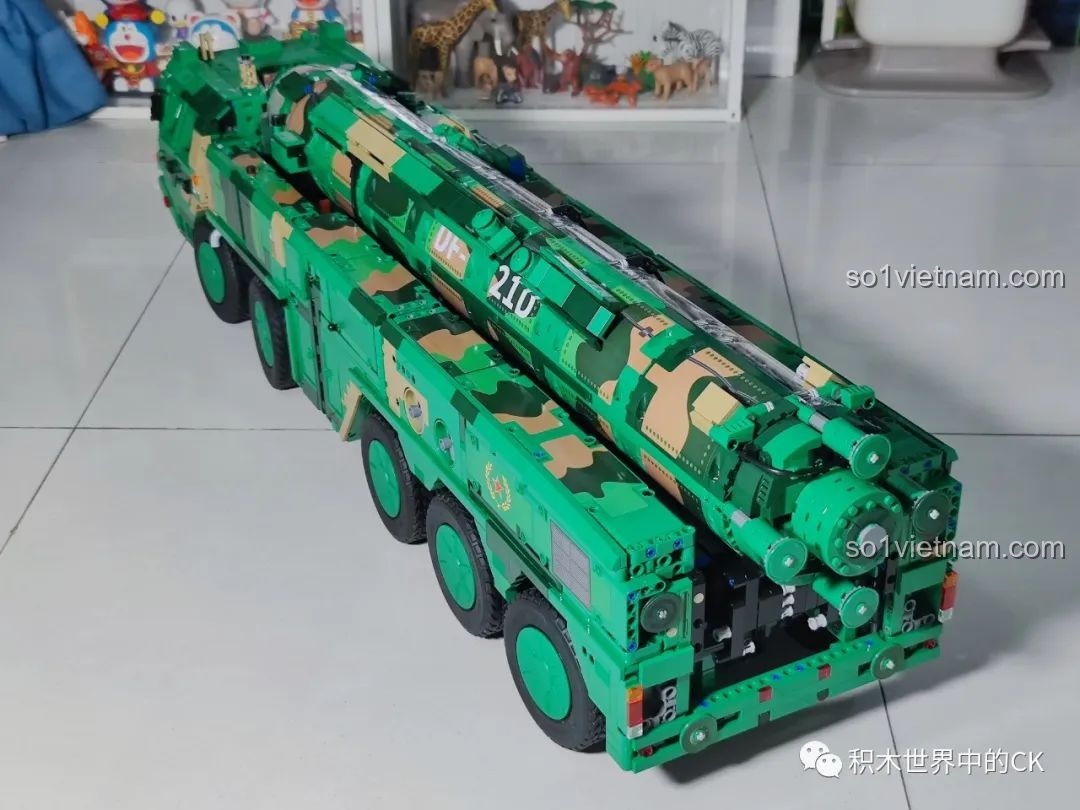 Mô hình tên lửa DF-21D với vỏ trong suốt được đặt trên xe chở CaDA C56031.