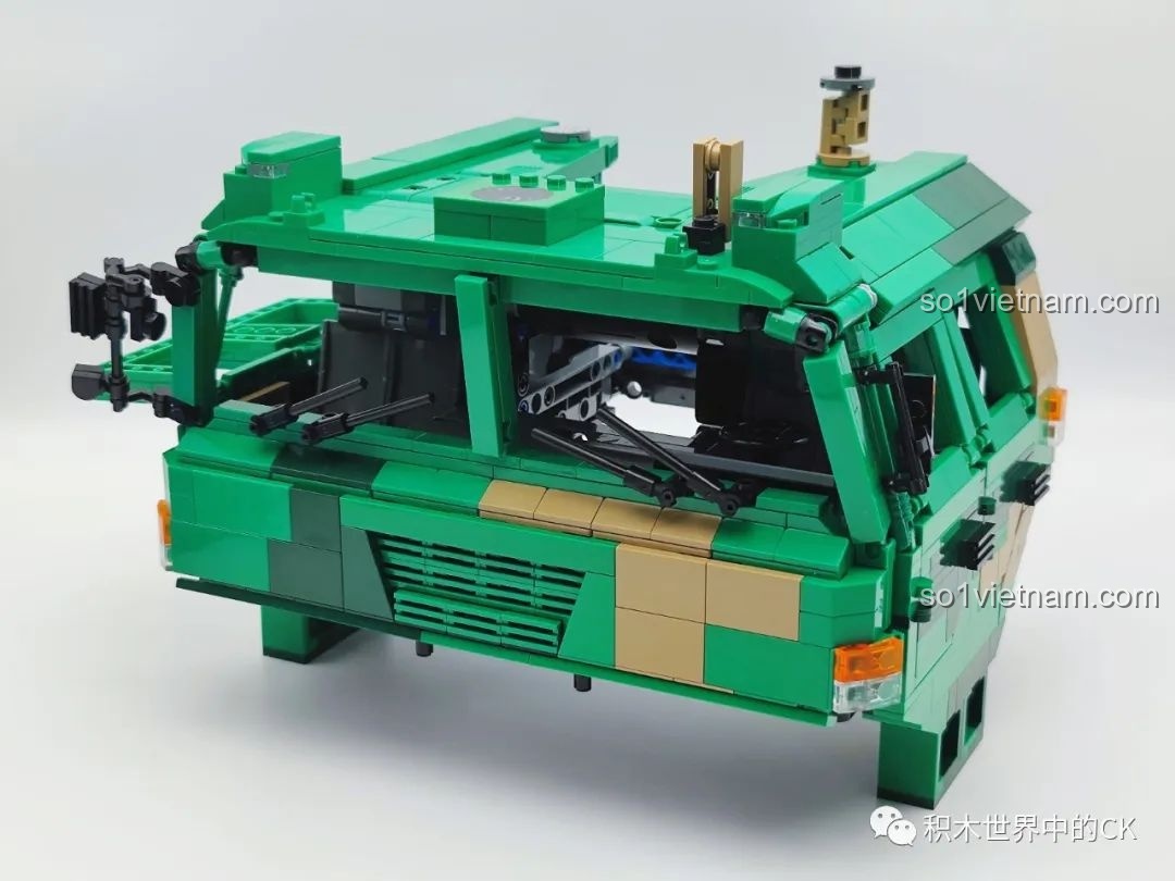 Cấu trúc bên trong của thân xe CaDA C56031 DF-21D, thể hiện các chi tiết kỹ thuật phức tạp.