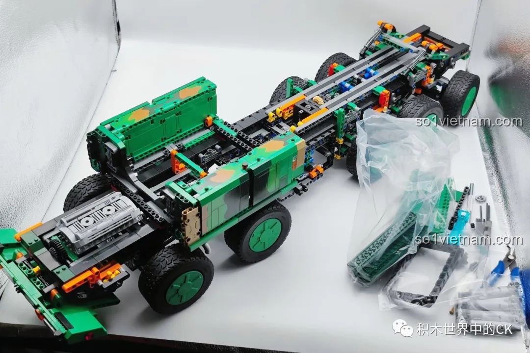 Phần thân xe chở tên lửa CaDA C56031 đang được lắp ráp, với các khoang chứa và cơ chế.