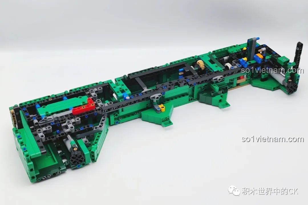 Phần thân xe chở tên lửa CaDA C56031 DF-21D đã hoàn thành, nhìn từ góc nghiêng.