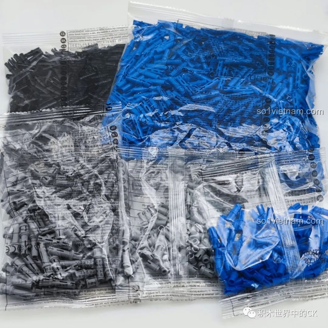 Các túi mảnh ghép đặc biệt màu đen, xanh và xám của bộ CaDA C56031, được phân loại rõ ràng.