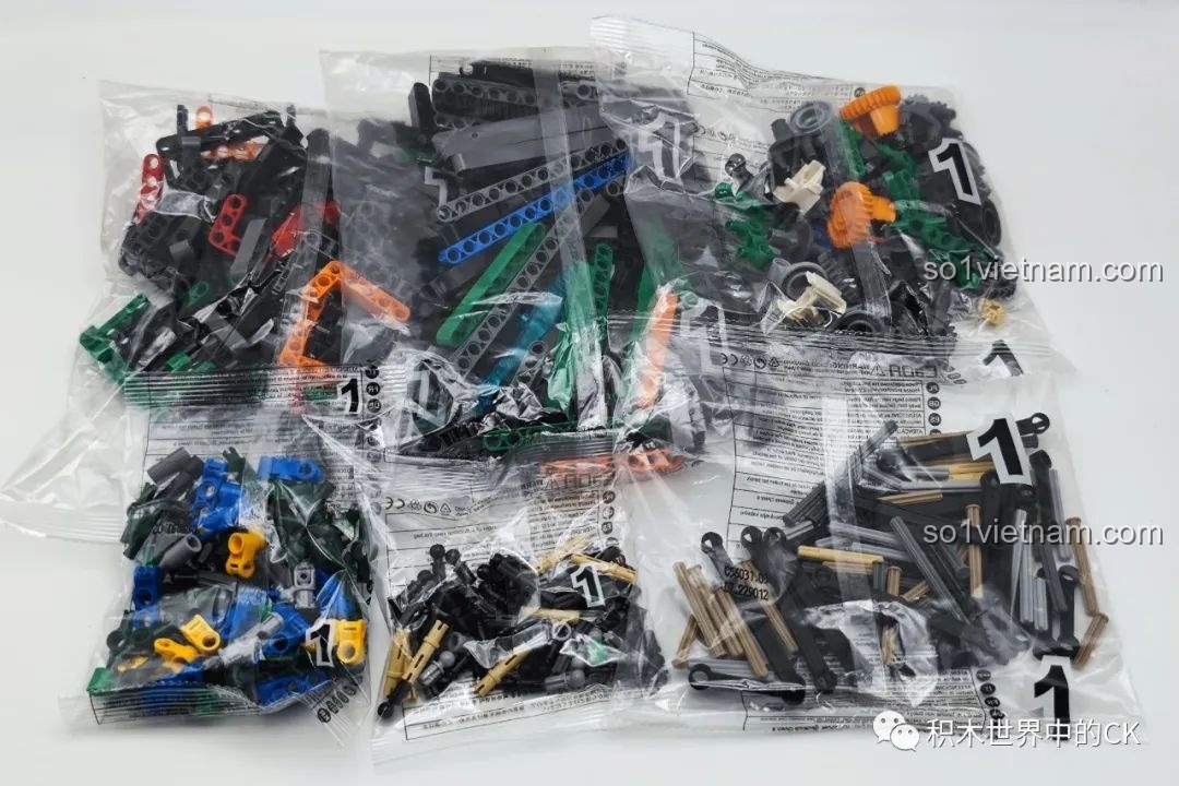 Các túi mảnh ghép được đánh số 1 của bộ CaDA C56031, chứa các chi tiết cho giai đoạn đầu tiên.