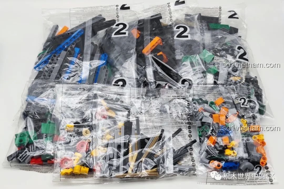 Các túi mảnh ghép được đánh số 2 của bộ CaDA C56031, chuẩn bị cho giai đoạn tiếp theo của mô hình.