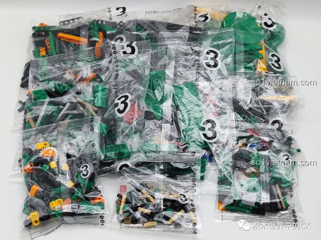 Các túi mảnh ghép được đánh số 3 của bộ CaDA C56031, chứa các chi tiết màu xanh lá chủ đạo.