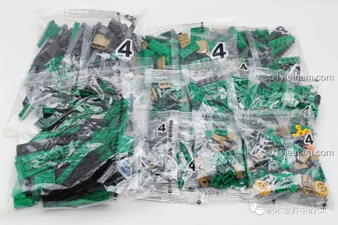 Các túi mảnh ghép được đánh số 4 của bộ CaDA C56031, với nhiều chi tiết màu xanh lá và nâu.