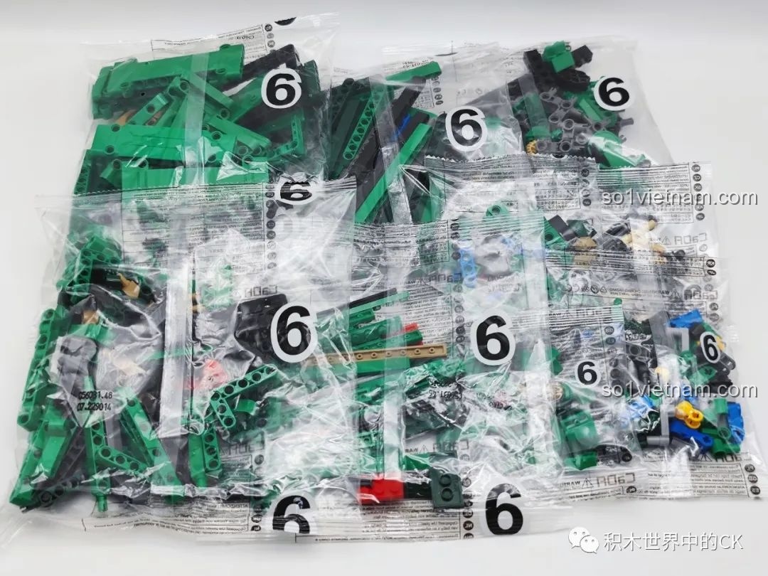 Các túi mảnh ghép được đánh số 6 của bộ CaDA C56031, chứa nhiều chi tiết màu xanh đậm.