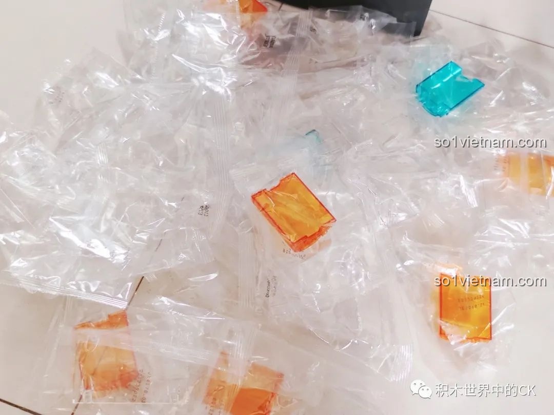 Các túi mảnh ghép trong suốt màu cam và xanh của bộ CaDA C56031, dùng cho phần tên lửa.