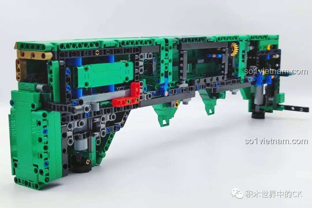 Mô hình xe chở tên lửa CaDA C56031 DF-21D đang trong quá trình lắp ráp, với phần thân và cabin.
