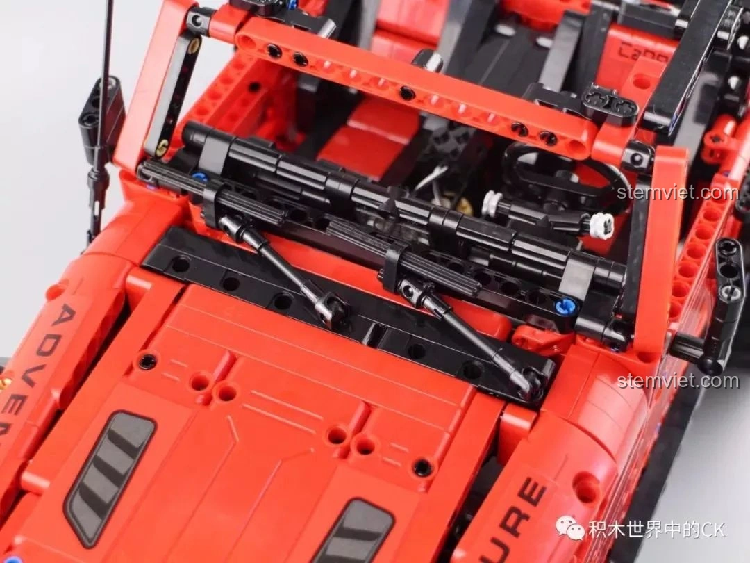 Chi tiết cần số và phanh tay bên trong nội thất của bộ lắp ráp CaDA C61006 Jeep Wrangler Rubicon.