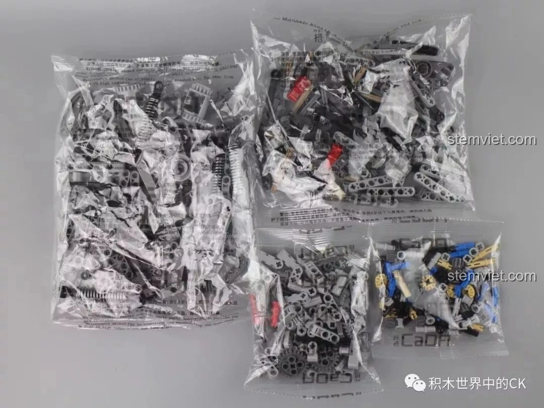 Các túi chi tiết từ hộp số 2 của bộ lắp ráp CaDA C61006 Jeep Wrangler Rubicon.