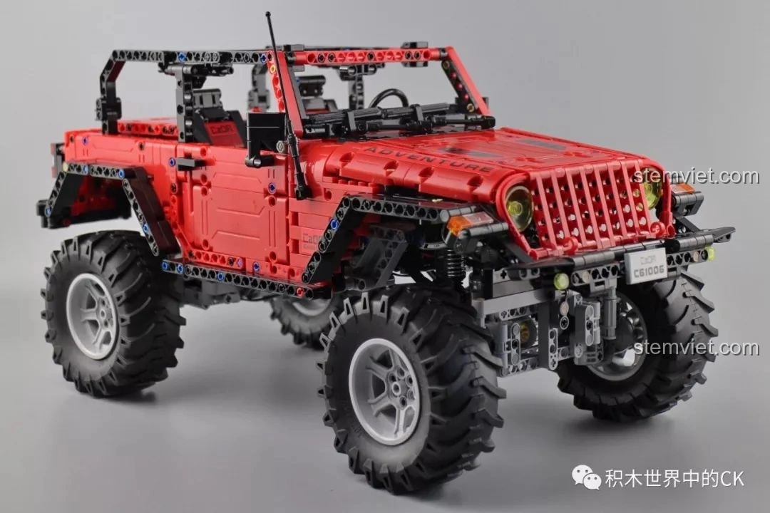 Cửa xe của mô hình đồ chơi lắp ráp CaDA C61006 Jeep Wrangler Rubicon mở ra, lộ nội thất.