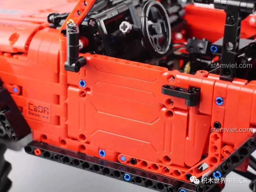 Cấu trúc phức tạp dưới gầm xe của mô hình đồ chơi lắp ráp CaDA C61006 Jeep Wrangler Rubicon.