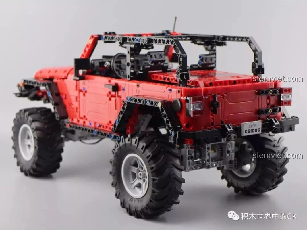 Mô hình đồ chơi lắp ráp CaDA C61006 Jeep Wrangler Rubicon nhìn từ góc 3/4 phía sau, tổng thể hài hòa.