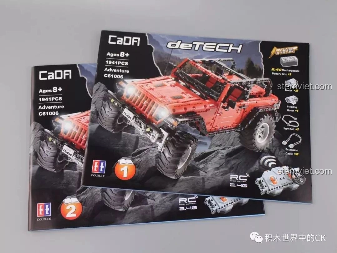 Hai cuốn sách hướng dẫn lắp ráp chi tiết của bộ lắp ghép CaDA C61006 Jeep Wrangler Rubicon.