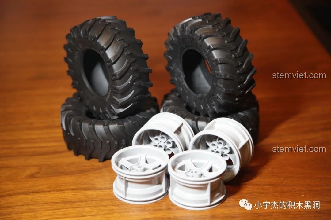 Bánh xe và mâm xe của CaDA C61006, lốp xe có vân gai hầm hố, chất lượng rất tốt.