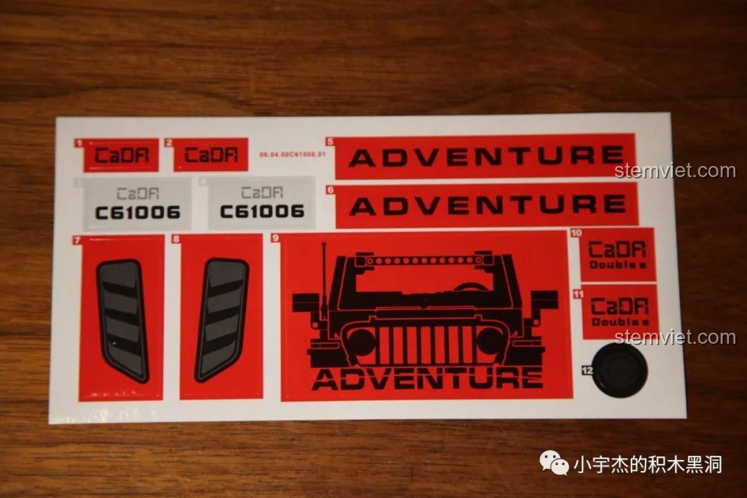 Bộ decal dán màu đỏ và đen của CaDA C61006, dùng để trang trí cho mô hình Jeep Wrangler Rubicon.