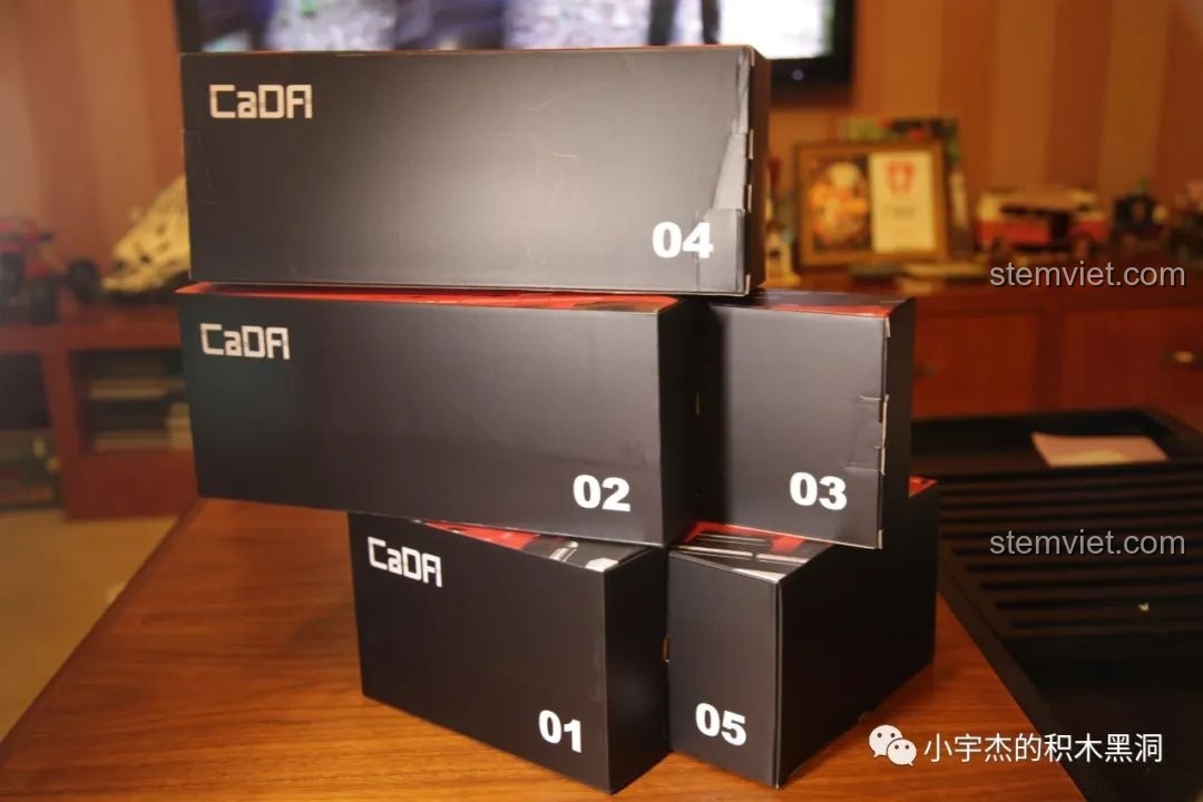 Năm hộp nhỏ được đánh số bên trong bộ lắp ráp CaDA C61006, giúp phân loại và dễ dàng lắp ráp.