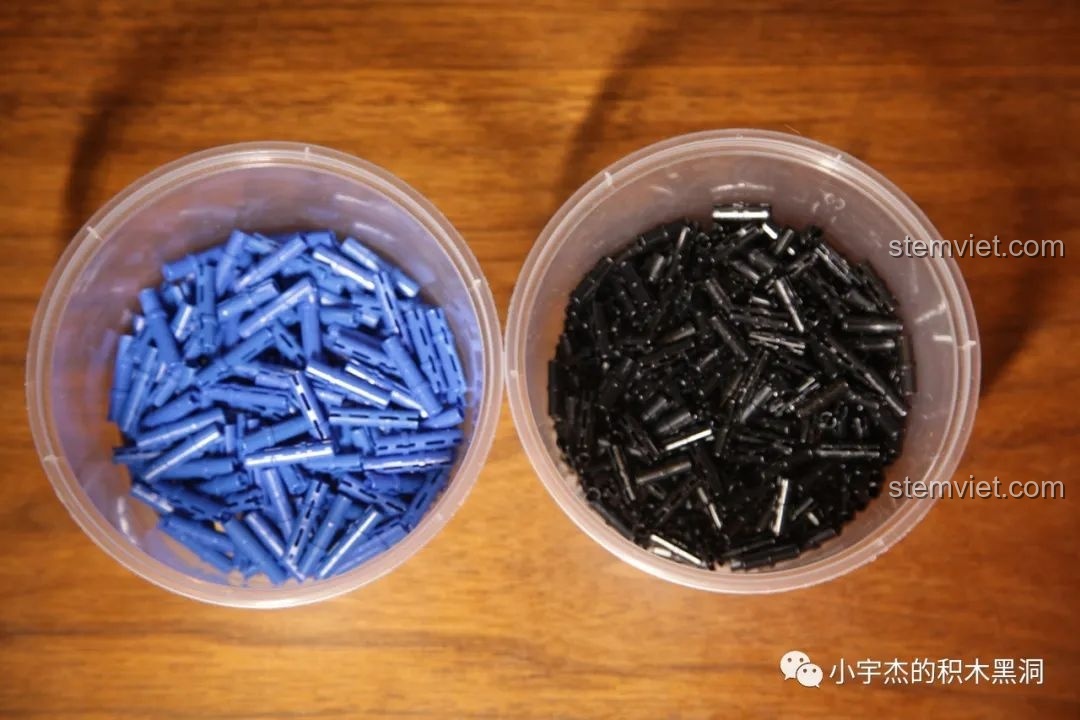 Các chốt công nghệ màu xanh và đen, linh kiện cơ bản trong bộ lắp ráp CaDA C61006.