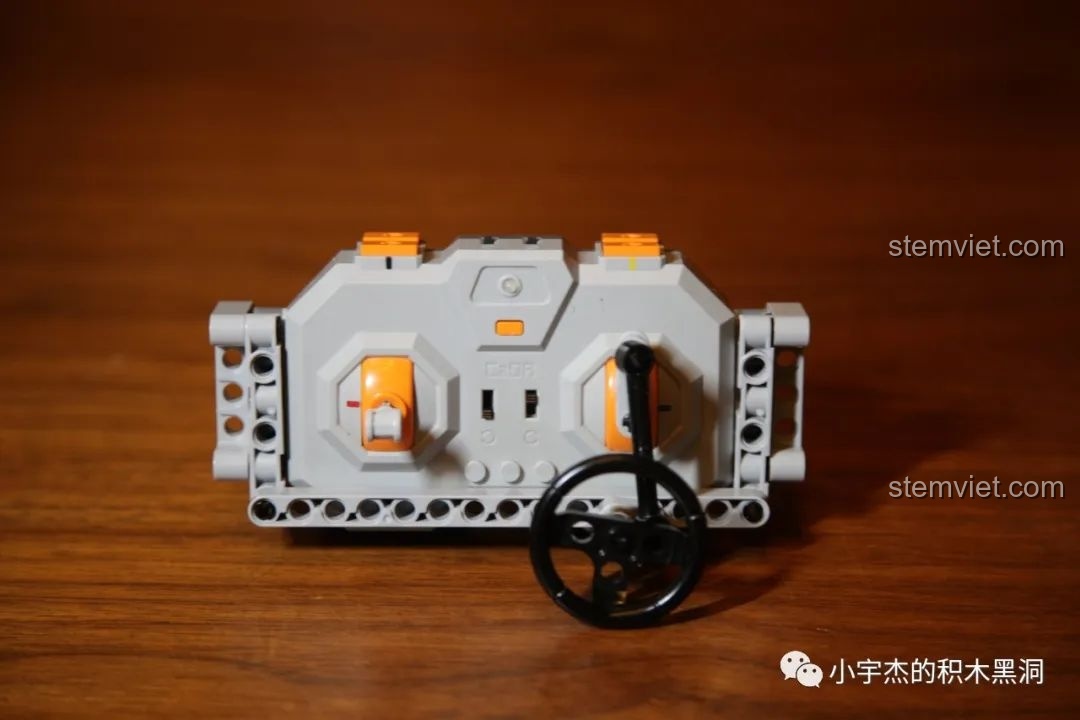 Bộ điều khiển từ xa của CaDA C61006, với vô lăng mô phỏng, mang lại trải nghiệm lái chân thực.