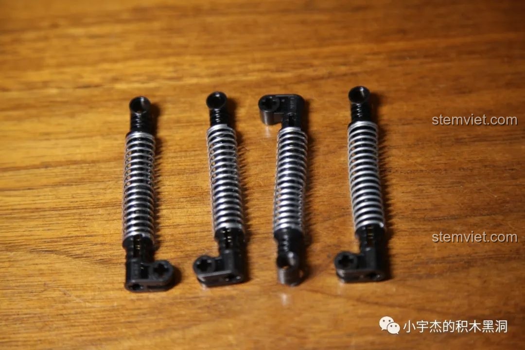 Bốn bộ giảm xóc của CaDA C61006, chi tiết quan trọng cho khả năng vượt địa hình của xe.