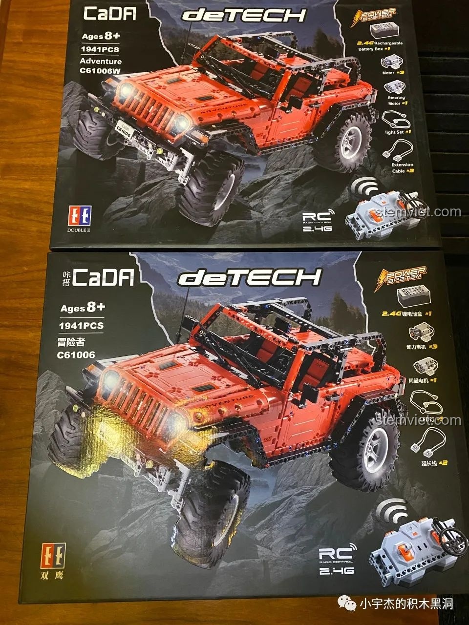 Hai hộp đồ chơi lắp ráp CaDA C61006 Jeep Wrangler Rubicon, một bản nội địa và một bản xuất khẩu, cho thấy sự khác biệt về bao bì.