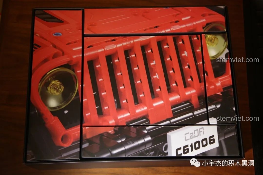 Hộp trong của bộ lắp ráp CaDA C61006 Jeep Wrangler Rubicon, thiết kế tinh tế và bảo vệ linh kiện.