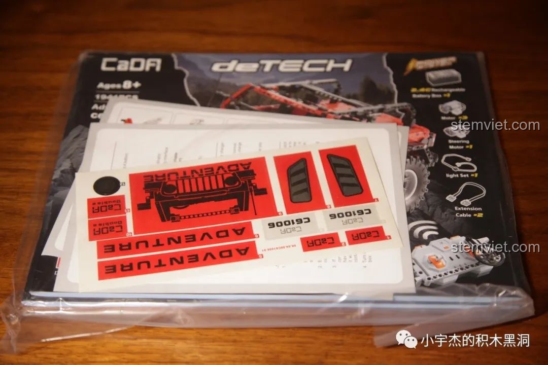 Túi đựng sách hướng dẫn và bộ decal dán của bộ lắp ráp CaDA C61006, được bảo vệ cẩn thận.