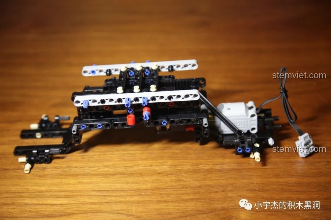 Khung gầm của CaDA C61006 đang được lắp ráp ở bước đầu tiên, với các động cơ đã được gắn.