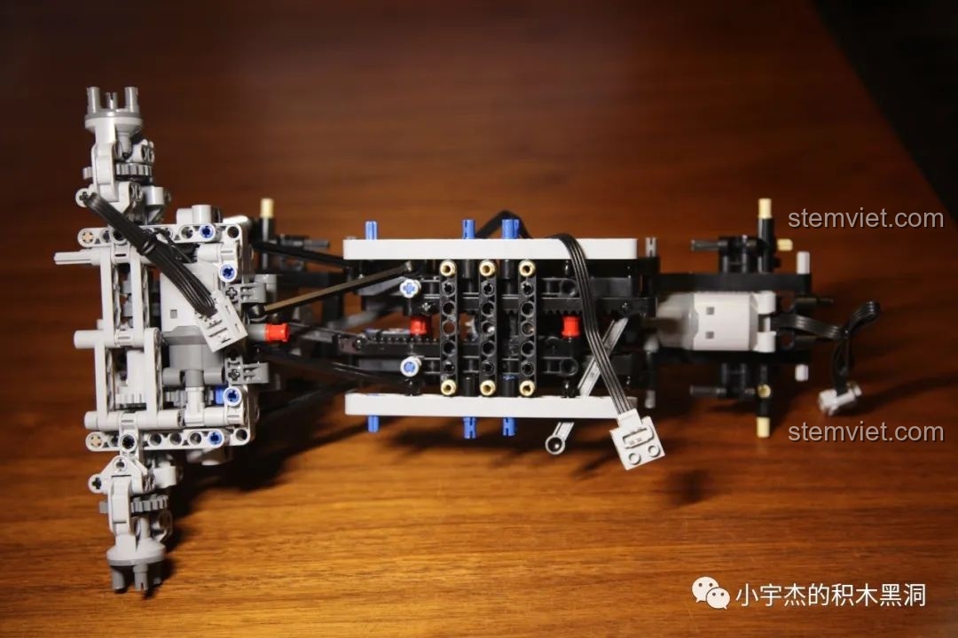 Khung gầm CaDA C61006 hoàn thiện với cả trục trước và sau, dây điện được đi gọn gàng.