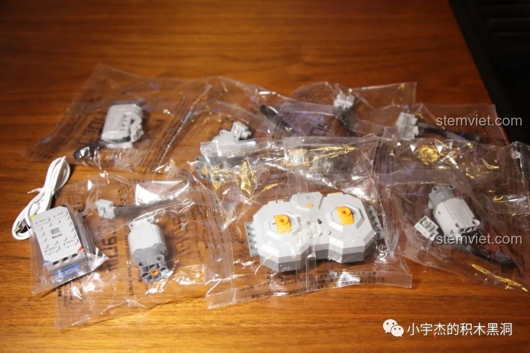 Các bộ phận Power Functions (PF) của CaDA C61006 bao gồm pin, điều khiển, động cơ và đèn.