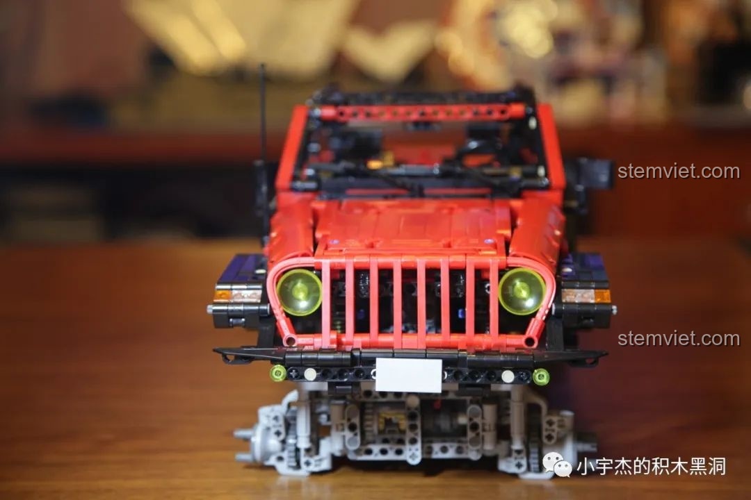 Mặt trước của mô hình CaDA C61006 Jeep Wrangler Rubicon đã thành hình, với đèn pha và lưới tản nhiệt.