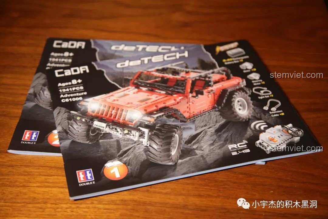 Hai cuốn sách hướng dẫn lắp ráp của bộ CaDA C61006 Jeep Wrangler Rubicon, chi tiết từng bước.