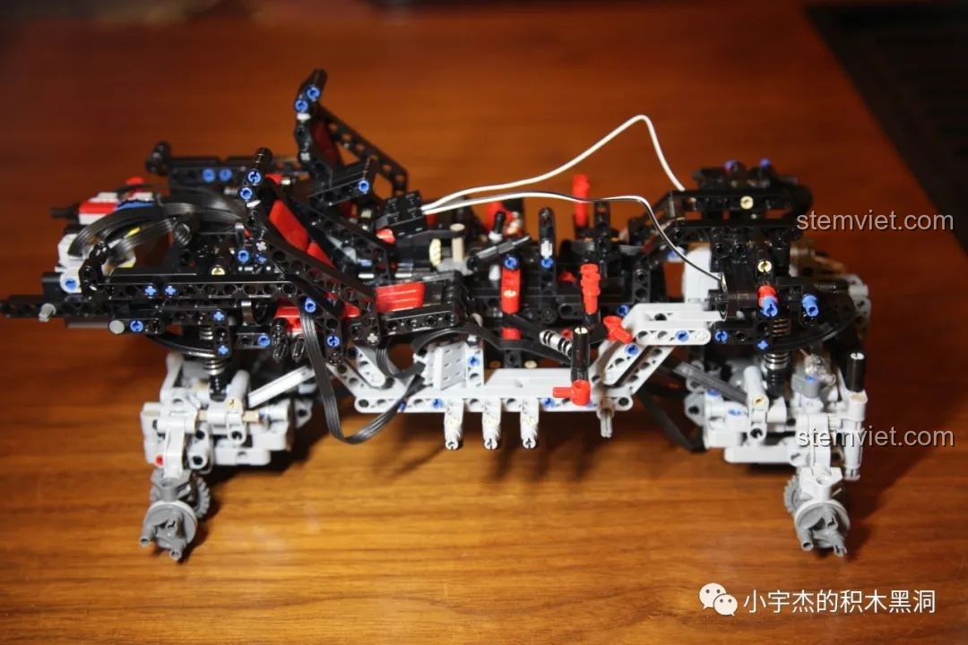 Thân xe CaDA C61006 đang được lắp ráp, với các dây điện được đi gọn gàng bên trong.