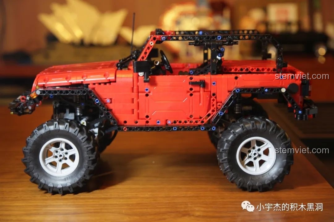 Mô hình CaDA C61006 Jeep Wrangler Rubicon đã hoàn thiện, nhìn từ cạnh bên, với bánh xe lớn.