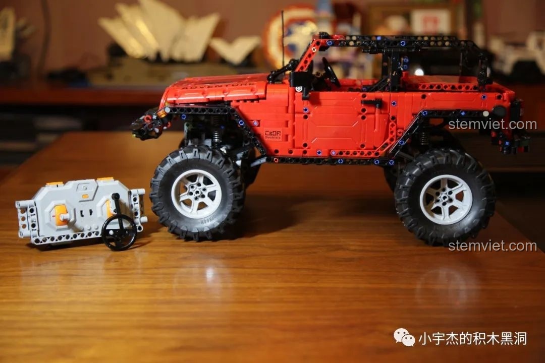 Mô hình CaDA C61006 Jeep Wrangler Rubicon và bộ điều khiển từ xa, sẵn sàng cho cuộc chơi.