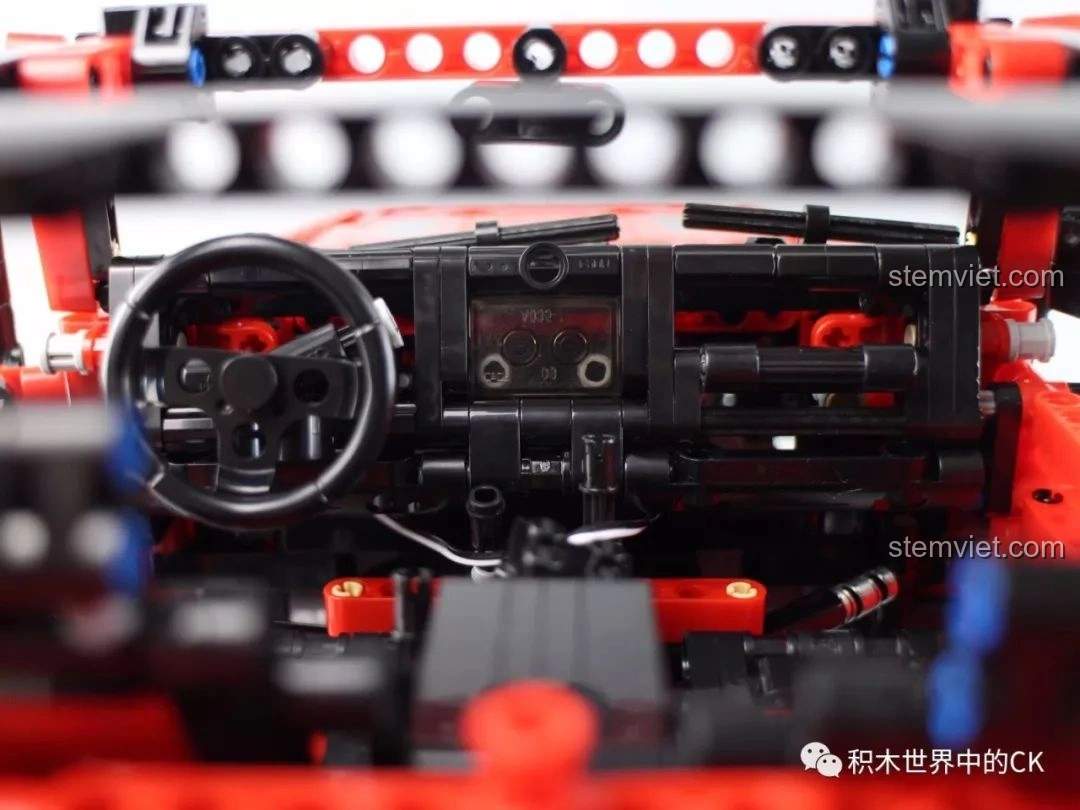 Lốp xe mềm của mô hình đồ chơi lắp ghép CaDA C61006 Jeep Wrangler Rubicon, biến dạng khi ấn xuống.