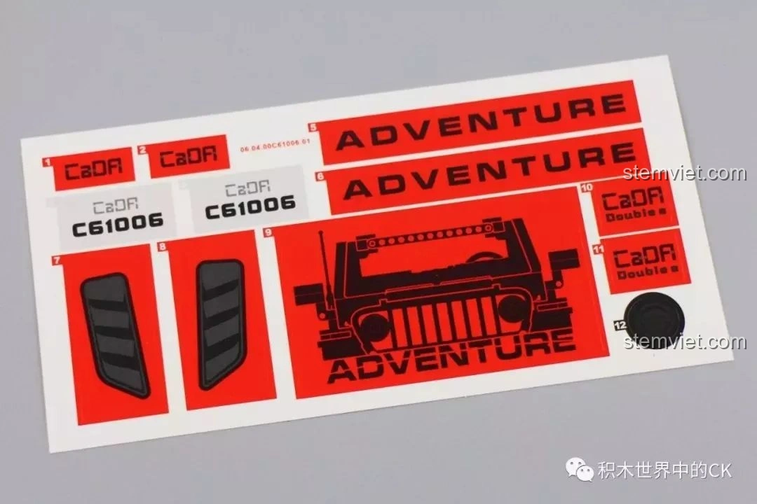 Tờ dán sticker màu đỏ và đen của bộ lắp ráp CaDA C61006 Jeep Wrangler Rubicon, với logo và số hiệu xe.