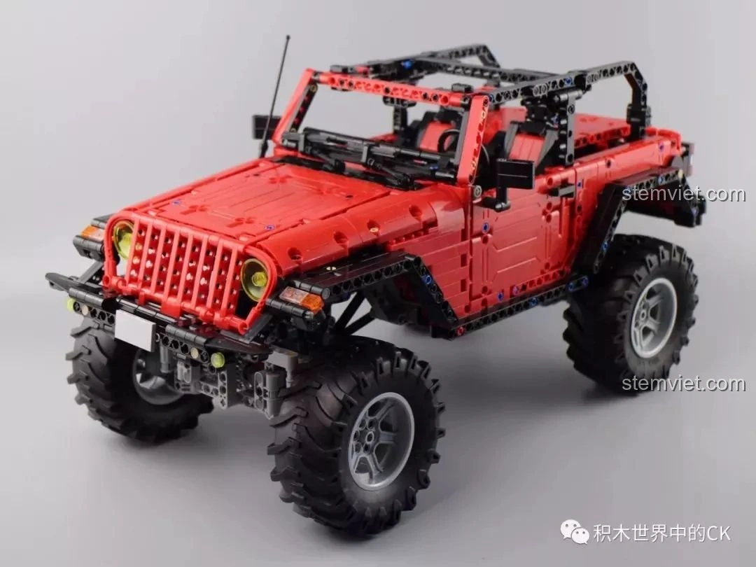 Mô hình đồ chơi xây dựng CaDA C61006 Jeep Wrangler Rubicon đã hoàn thành, nhìn từ góc cao hơn.