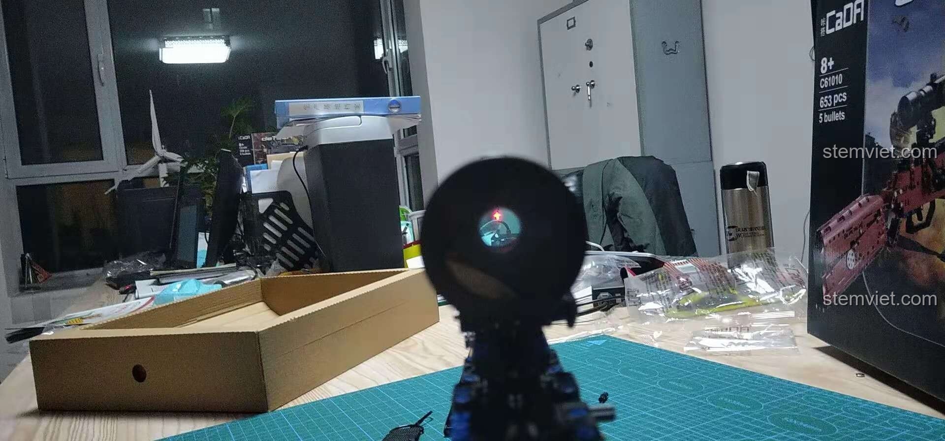 Cận cảnh kính ngắm và thân súng của bộ đồ chơi xây dựng 61010, thể hiện độ hoàn thiện và chi tiết của sản phẩm.