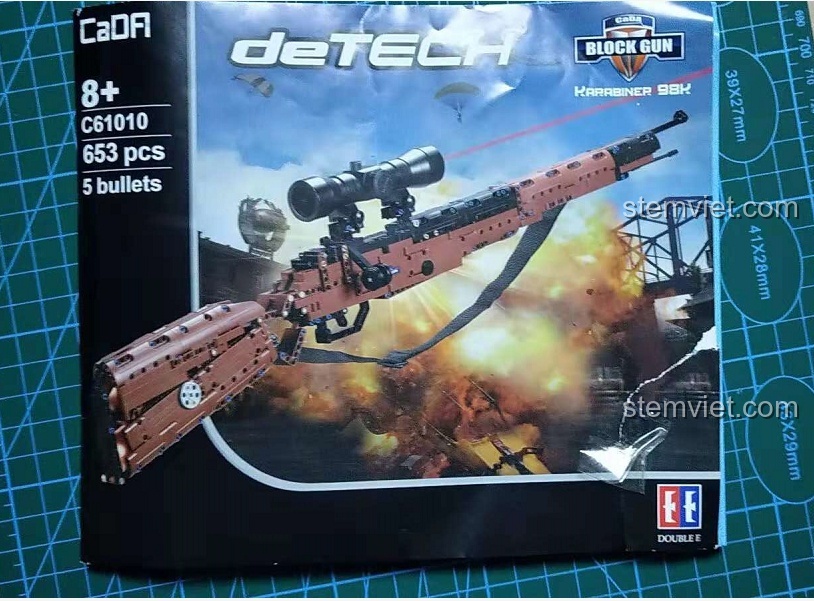 Góc nhìn khác của hộp bộ lắp ráp Súng Kar98k PUBG CaDA C61010, thể hiện thiết kế mạnh mẽ và hấp dẫn.