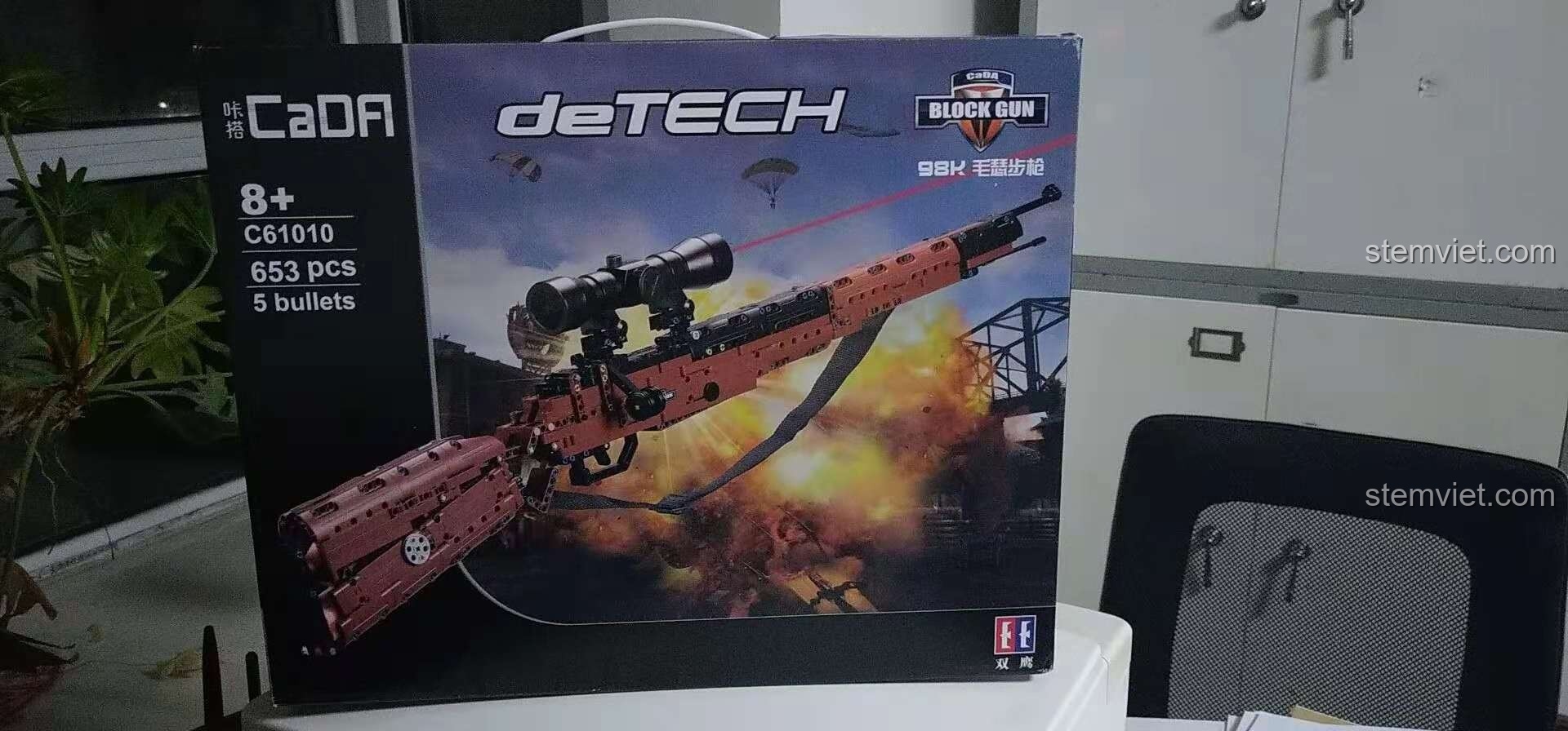 Hộp sản phẩm bộ lắp ráp súng bắn tỉa CaDA C61010 Kar98k Mauser 98K với hình ảnh mô hình súng hoàn chỉnh và thông số kỹ thuật.