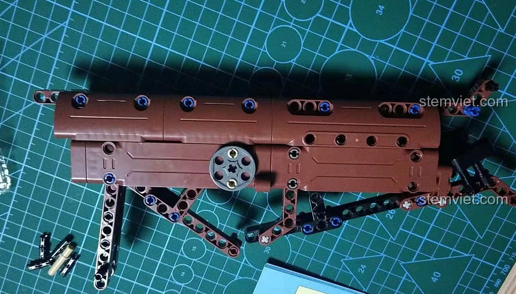 Chuẩn bị hợp nhất các phần chính của bộ đồ chơi lắp ghép Súng Kar98k PUBG 1010, bước cuối cùng để hoàn thiện mô hình.