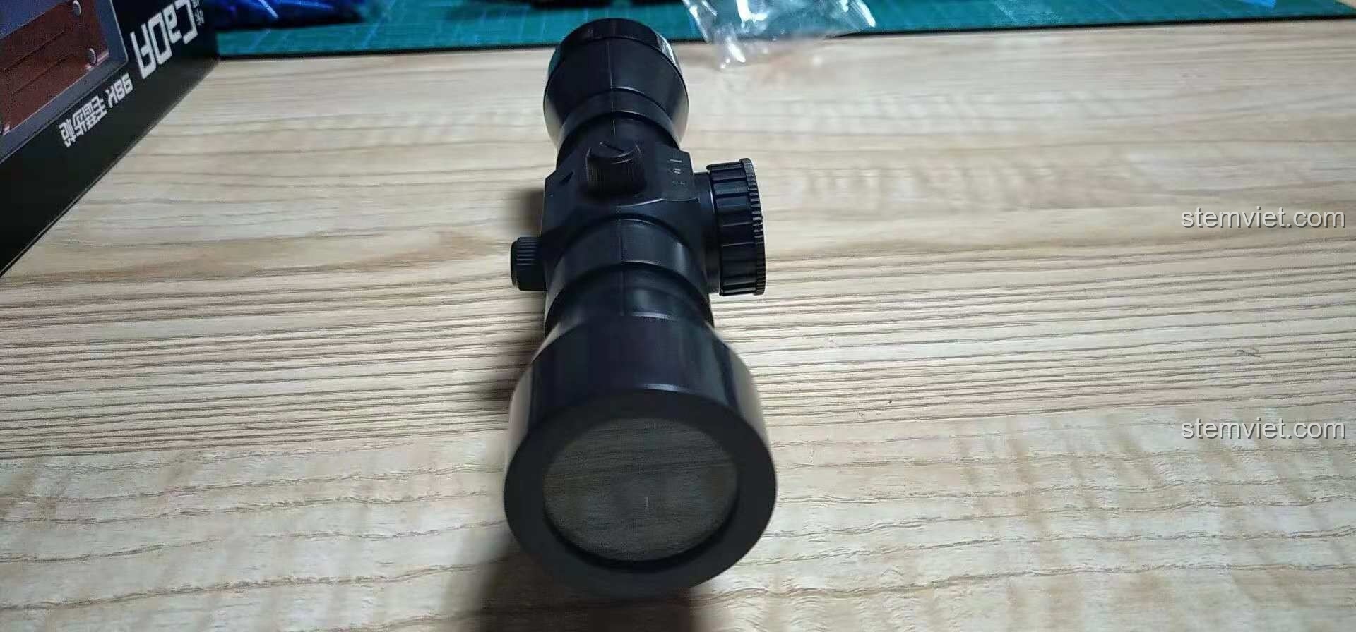 Góc nhìn khác của kính ngắm trong bộ lắp ghép Súng trường Mauser 98K cho con trai trên 8 tuổi, với các chi tiết rõ ràng.